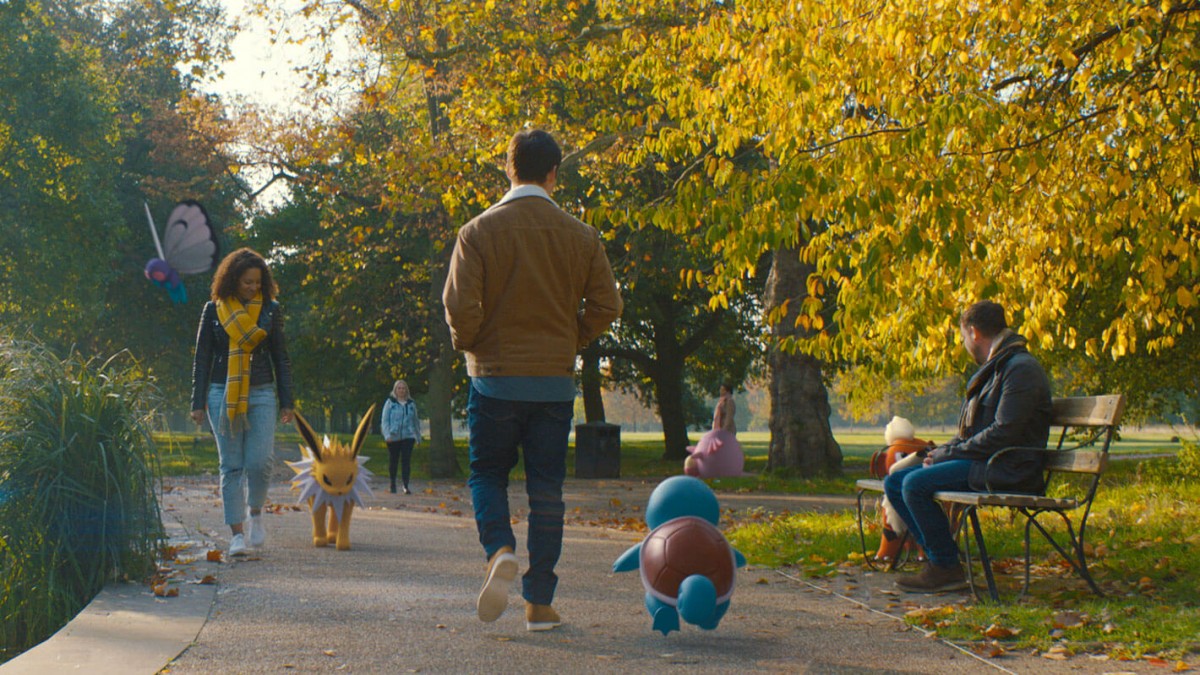 Para pemain terlihat sedang berjalan dan mengeksplor area bersama masing-masing Pokemon.
